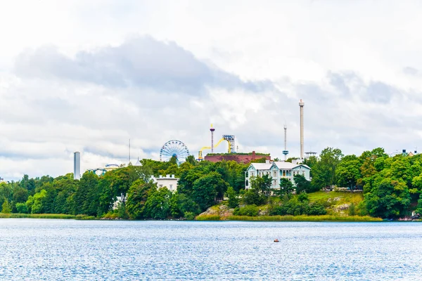 Helsinki, Finlandiya 'da eğlence parkı bulunan Toolonlahti Körfezi manzarası