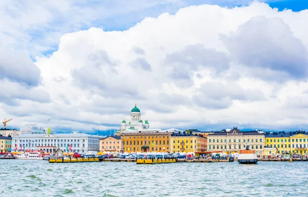 Arka planda Helsinki katedrali bulunan Helsinki limanı manzarası, Finlandiya