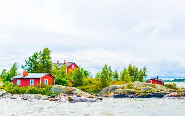 Finlandiya 'da Helsinki Körfezi' nde küçük bir ada manzarası