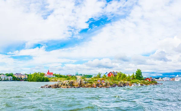 Finlandiya 'da Helsinki Körfezi' nde küçük bir ada manzarası