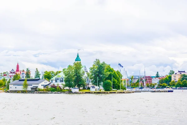 Finlandiya 'da Helsinki Körfezi' nde küçük bir ada manzarası