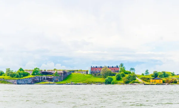 Suomenlinna takımadaları eskiden askeri üs olarak hizmet vermekteydi ve şimdi unesco dünya mirası listesinde yer alıyor. Helsinki, Finlandiya yakınlarındaki bir feribottan görüntü