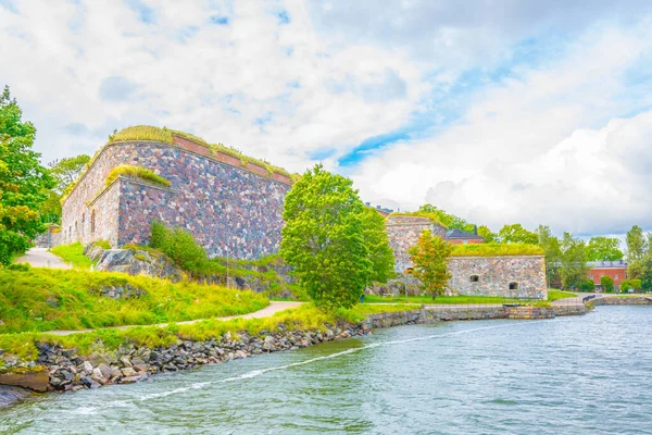 Suomenlinna takımadaları eskiden askeri üs olarak hizmet vermekteydi ve şimdi unesco dünya mirası listesinde yer alıyor. Helsinki, Finlandiya yakınlarındaki bir feribottan görüntü