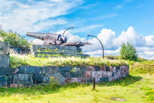 Finlandiya, Helsinki 'deki Suomenlinna Adası Kalesinde eski bir top.