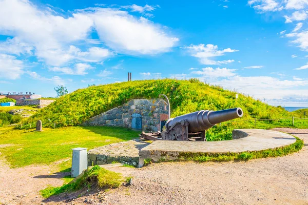 Helsinki, Finlandiya yakınlarındaki Suomenlinna Adası Kalesinde eski bir top.
