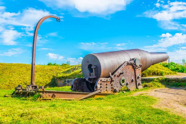 Helsinki, Finlandiya yakınlarındaki Suomenlinna Adası Kalesinde eski bir top.