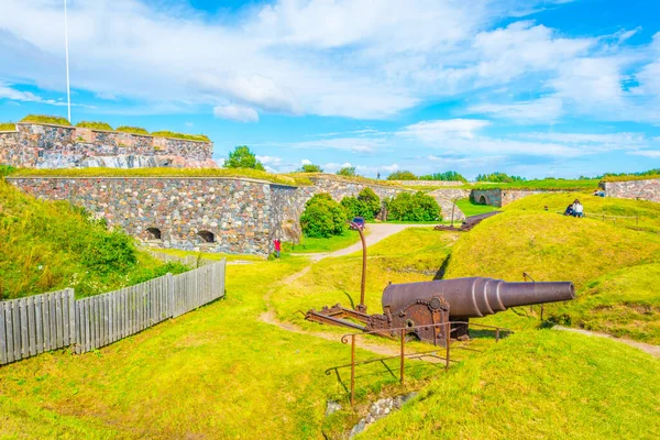 Helsinki, Finlandiya yakınlarındaki Suomenlinna Adası Kalesinde eski bir top.