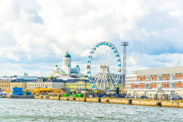 Helsinki limanının dönme dolabı ve arka plandaki Helsinki katedrali, Finlandiya