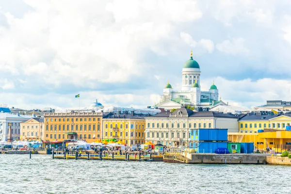 Arka planda Helsinki katedrali bulunan Helsinki limanı manzarası, Finlandiya