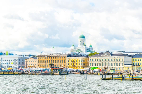 Arka planda Helsinki katedrali bulunan Helsinki limanı manzarası, Finlandiya