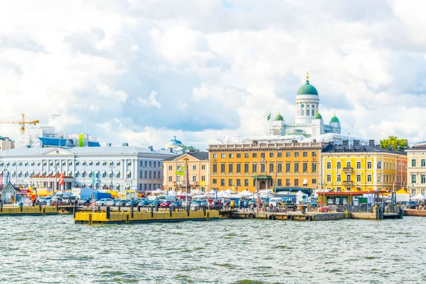 Arka planda Helsinki katedrali bulunan Helsinki limanı manzarası, Finlandiya