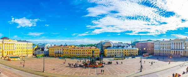 HELSINKI, FINLAND, 17 AĞUSTOS 2016: Helsinki Katedrali önündeki Senato Meydanı, Finlandiya