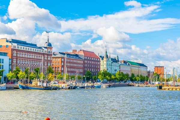 Helsinki, Finlandiya 'nın Kruununhaka bölgesinde bir marina manzarası
