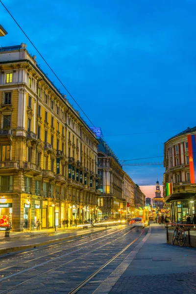 Milano 'daki Dante Caddesi' nden Castello sforzesco 'ya gece görüşü..