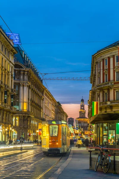 Milano 'daki Dante Caddesi' nden Castello sforzesco 'ya gece görüşü..