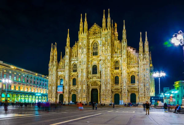 Ночной Вид Освещенную Площадь Пьяцца Дель Дуомо Милане Италия — стоковое фото