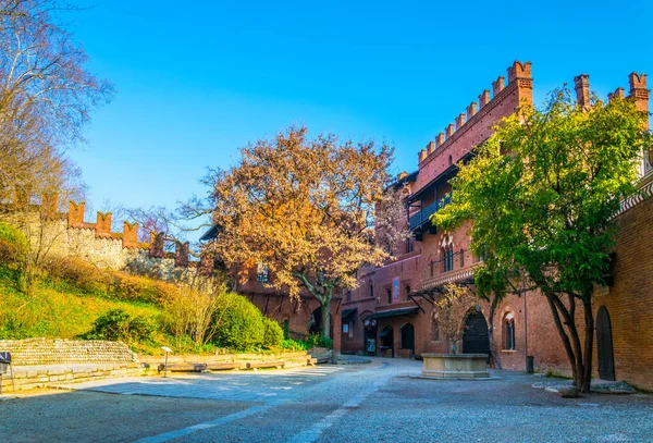 İtalyan Torino 'sunda Borgo Ortaçağ Kalesi manzarası