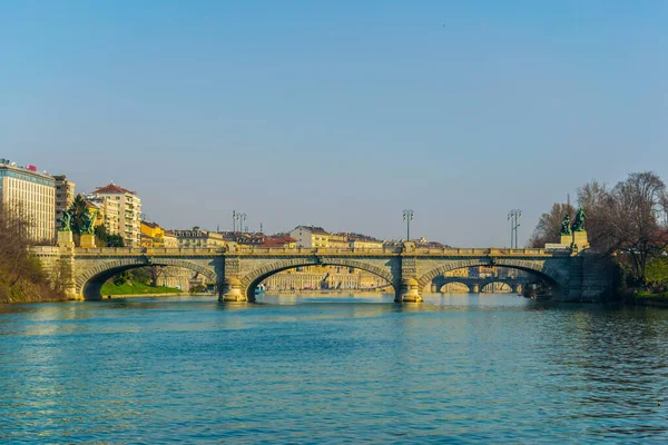 Ponte umberto Nehir Po 'suna köprü kuruyorum Torino, İtalya' nın manzarasıyla.