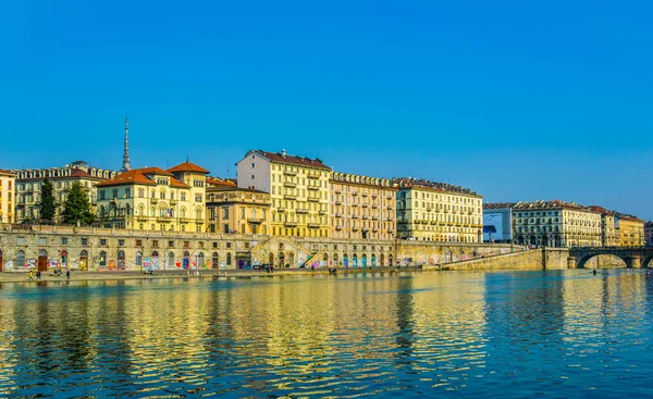 İtalyan Torino şehrindeki Po nehrinin nehir kenarına uzanan tarihi binalar..