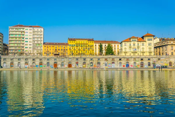 İtalyan Torino şehrindeki Po nehrinin nehir kenarına uzanan tarihi binalar..