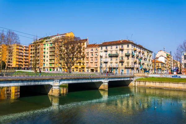 İtalyan Torino şehrindeki Dora Riparia nehrinin nehir kenarına uzanan tarihi binalar..