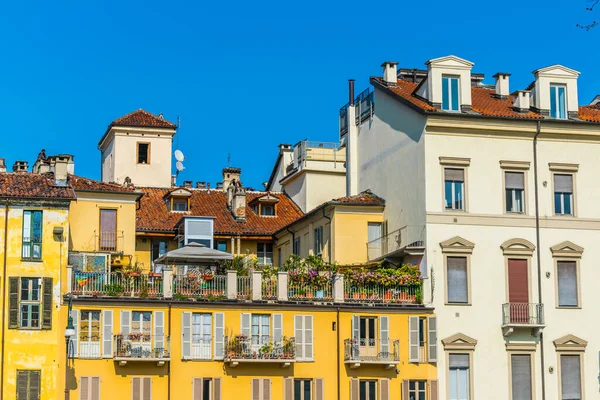 İtalyan Torino şehrinin renkli yüzlü evlerinin manzarası.