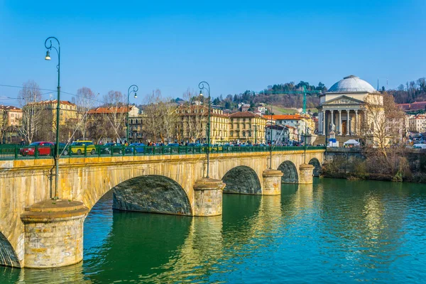 İnsanlar Torino 'daki Gran Madre di Dio Kilisesi' nin önündeki Po Nehri 'nden geçiyorlar..
