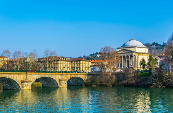 İnsanlar Torino 'daki Gran Madre di Dio Kilisesi' nin önündeki Po Nehri 'nden geçiyorlar..