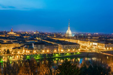 İtalyan şehir torinosunun gece hava manzarası