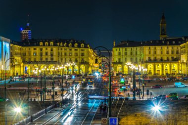 Kral Vittorio Emanuele 'nin heykeli gece boyunca İtalya' nın Torino şehrinde Piazza Vittorio Veneto 'ya tepeden bakıyor..