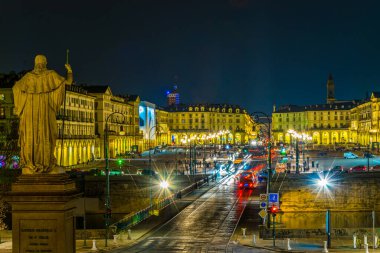 Kral Vittorio Emanuele 'nin heykeli gece boyunca İtalya' nın Torino şehrinde Piazza Vittorio Veneto 'ya tepeden bakıyor..