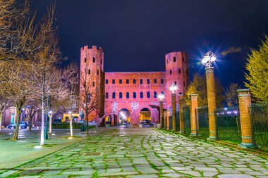 İtalya 'nın Torino şehrindeki Porta Palatina' nın gece manzarası