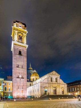 Torino Katedrali 'nin gece manzarası. İçinde Kutsal Kefen Şapeli (Torino Kefeni 'nin şu anki dinlenme yeri) bulunmaktadır.)
