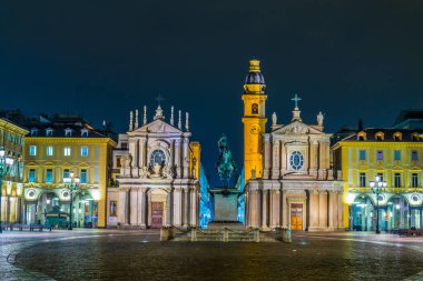 Aziz Carlo Kilisesi 'nin aydınlatılmış Piazza San Carlo' sunun gece görüşü. Saint Cristina ve Carlo Kilisesi, İtalya 'nın Torino şehrinde..