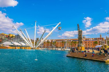 BIGO inşaatı dev bir vinç ve gözlem güvertesini birleştiriyor. Cazibe, İtalya 'nın Cenova kentinde yer almaktadır.