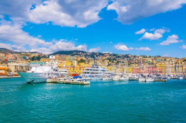 Cenova İtalya limanında demirleme gemisi görünümü.