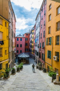 İtalyan şehri Cenova tarihi merkezindeki dar bir sokak görünümü.
