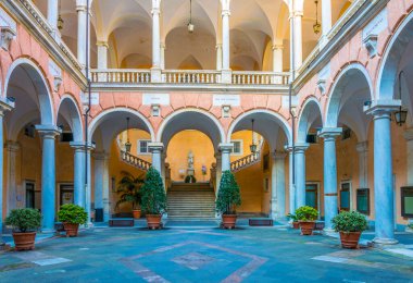 Strada Nuova 'nın saraylarından birinin avlusunda. Cenova, İtalya' daki Doria Tursi Sarayı.