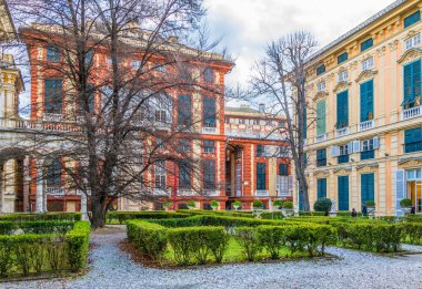 İtalya 'nın Cenova kentindeki Palazzo Bianco ile Doria Tursi Sarayı arasındaki bahçedeki saray manzarası.