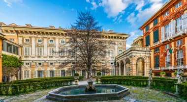 İtalya 'nın Cenova kentinde bulunan Palazzo Bianco ile Doria Tursi Sarayı arasında yer alan bahçe manzarası