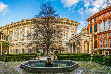 İtalya 'nın Cenova kentinde bulunan Palazzo Bianco ile Doria Tursi Sarayı arasında yer alan bahçe manzarası