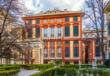 İtalya 'nın Cenova kentindeki Palazzo Bianco ile Doria Tursi Sarayı arasındaki bahçedeki saray manzarası.