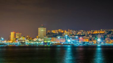 İtalya 'daki Ceneviz Limanı' nın gece görüşü