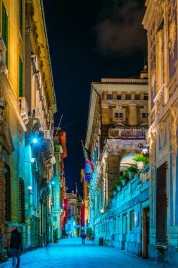 İtalyan Ceneviz Şehri 'ndeki Garibaldi Caddesi' nin gece manzarası..