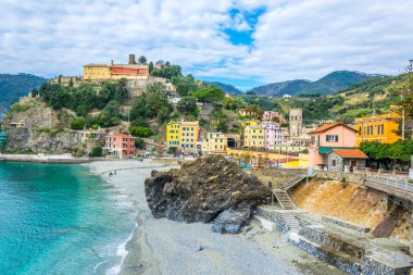 İtalya 'nın ünlü Cinque Terre bölgesinin bir parçası olan Monterosso al mare köyünün havadan görünüşü.