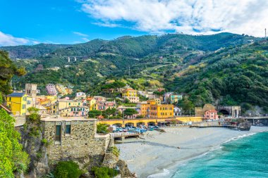 İtalya 'nın ünlü Cinque Terre bölgesinin bir parçası olan Monterosso al mare köyünün havadan görünüşü.