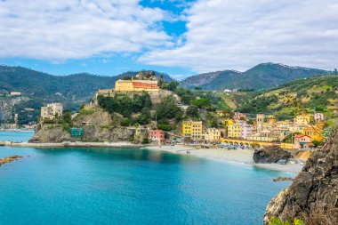 İtalya 'nın ünlü Cinque Terre bölgesinin bir parçası olan Monterosso al mare köyünün havadan görünüşü.