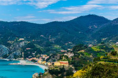 İtalya 'nın ünlü Cinque Terre bölgesinin bir parçası olan Monterosso al mare köyünün havadan görünüşü.