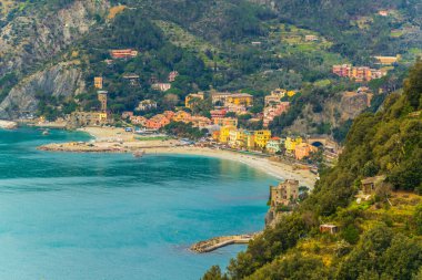 İtalya 'nın ünlü Cinque Terre bölgesinin bir parçası olan Monterosso al mare köyünün havadan görünüşü.