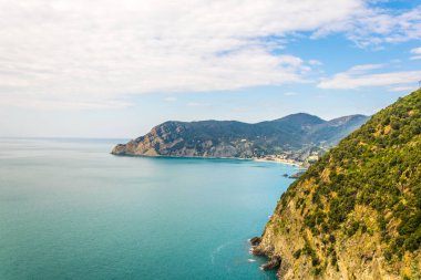 İtalya 'nın en sonundaki Monterosso al mare köylü Cinque Terre Ulusal Parkı kıyı şeridi manzarası.